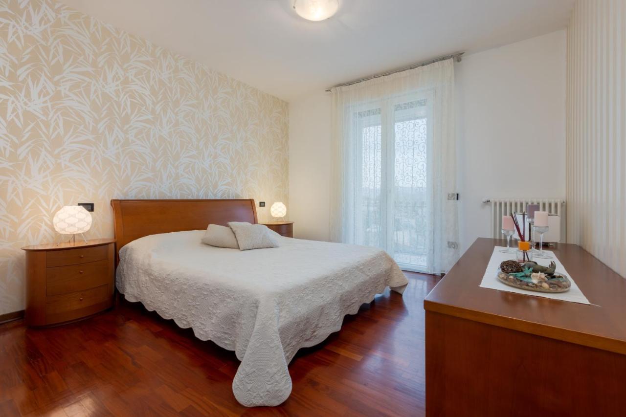 Giotto Guesthouse ドゥエ・カッラーレ エクステリア 写真