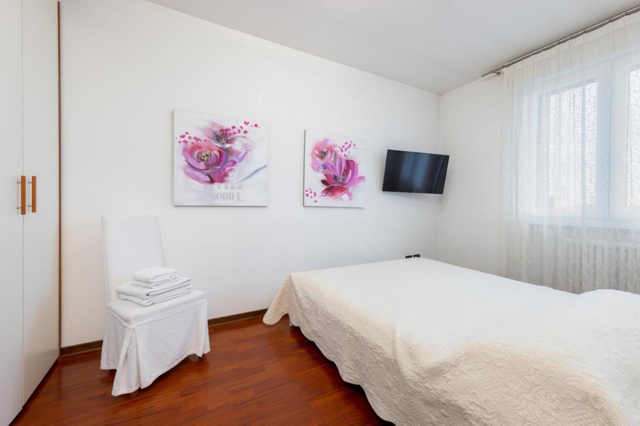 Giotto Guesthouse ドゥエ・カッラーレ エクステリア 写真