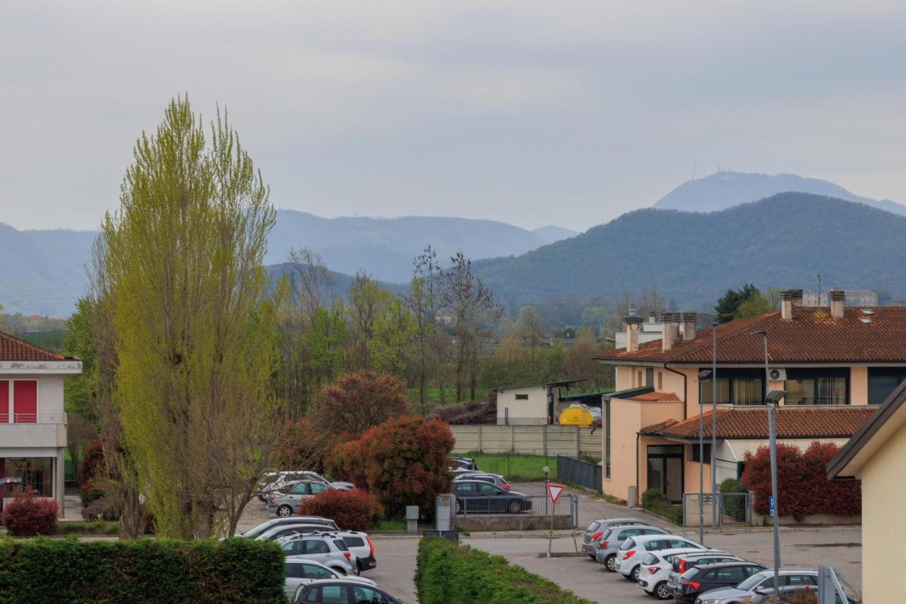 Giotto Guesthouse ドゥエ・カッラーレ エクステリア 写真